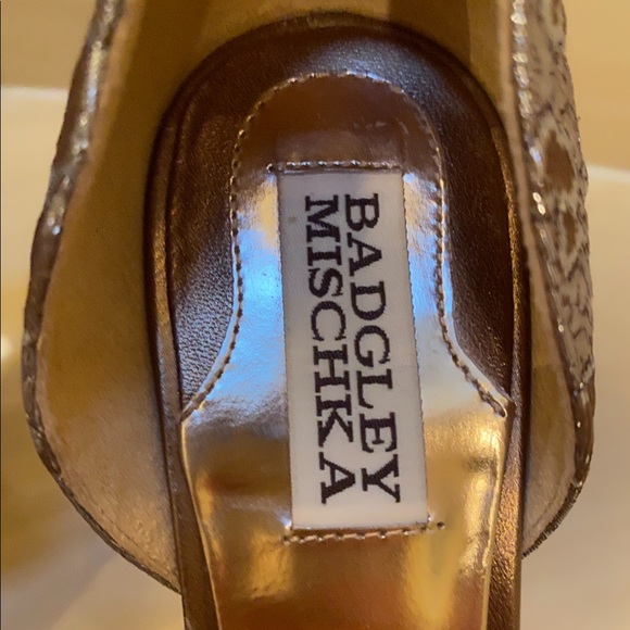 bagdley mischka peep toe with large jewels on toe - Picture 3 of 7